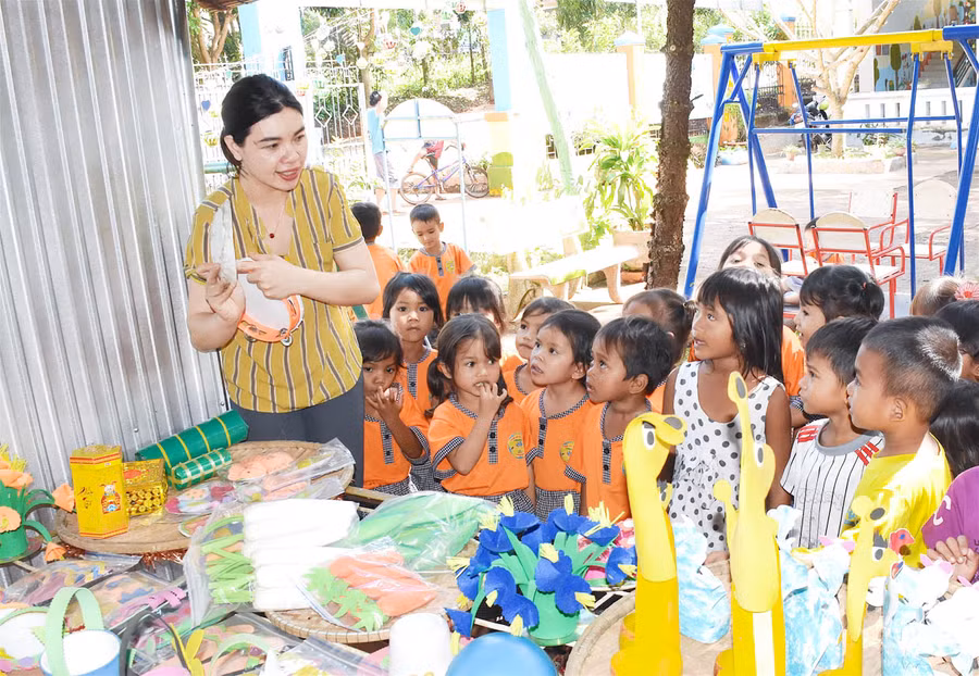 Trẻ được tham gia hoạt động ngoài trời tại gian hàng trưng bày mô hình học tập. Ảnh: Mộc Trà
