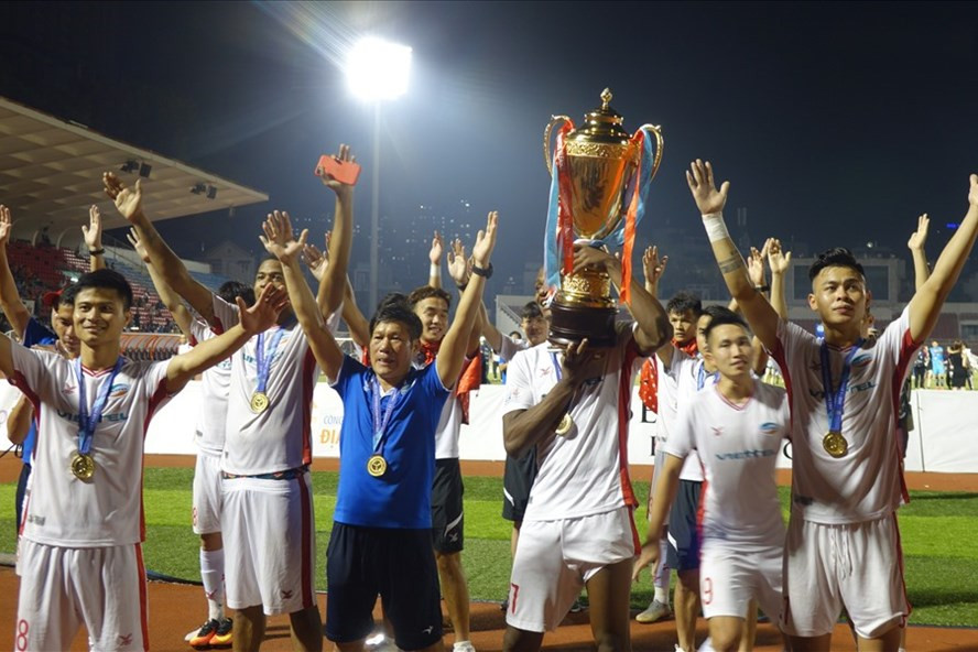 CLB Viettel vô địch V.League 2020 sau một mùa giải đáng nhớ. Các cầu thủ Việt Nam nói chung và Viettel nói riêng vẫn đảm bảo nguồn thu nhập để nuôi sống bản thân, gia đình. Ảnh: Nguyễn Đăng. CLB Viettel vô địch V.League 2020 sau một mùa giải đáng nhớ. Các cầu thủ Việt Nam nói chung và Viettel nói riêng vẫn đảm bảo nguồn thu nhập để nuôi sống bản thân, gia đình. Ảnh: Nguyễn Đăng.