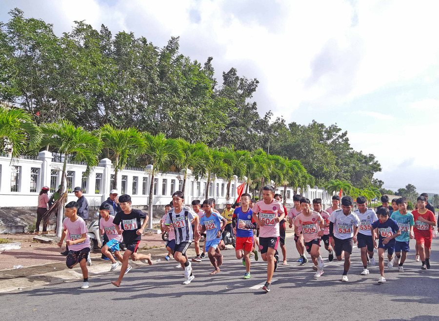 Các vận động viên tranh tài ở nội dung nam trẻ (5000m) xuất phát. Ảnh: Tuyết Mai