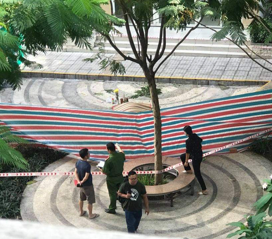 Hiện trường nơi nữ luật sư rơi lầu tử vong Hiện trường nơi nữ luật sư rơi lầu tử vong