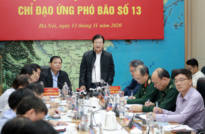 Phó Thủ tướng Trịnh Đình Dũng chủ trì họp trực tuyến với các địa phương để ứng phó với bão số 13. Phó Thủ tướng Trịnh Đình Dũng chủ trì họp trực tuyến với các địa phương để ứng phó với bão số 13.