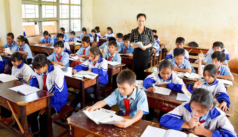 Cô và trò Trường THCS Nguyễn Trãi (thị trấn Nhơn Hòa, huyện Chư Pưh) trong một tiết học. Ảnh: Trần Dung Cô và trò Trường THCS Nguyễn Trãi (thị trấn Nhơn Hòa, huyện Chư Pưh) trong một tiết học. Ảnh: Trần Dung