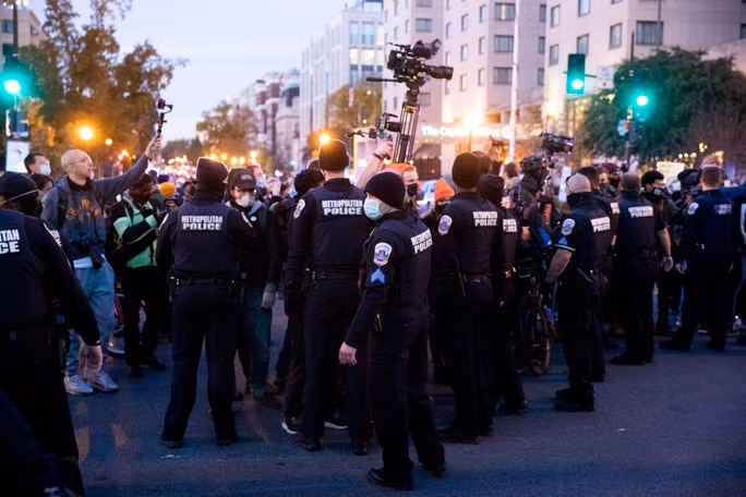 Cảnh sát xếp hàng dọc các con phố xung quanh Nhà Trắng phòng tình huống xấu xảy ra vào đêm bầu cử. Ảnh: EPA Cảnh sát xếp hàng dọc các con phố xung quanh Nhà Trắng phòng tình huống xấu xảy ra vào đêm bầu cử. Ảnh: EPA