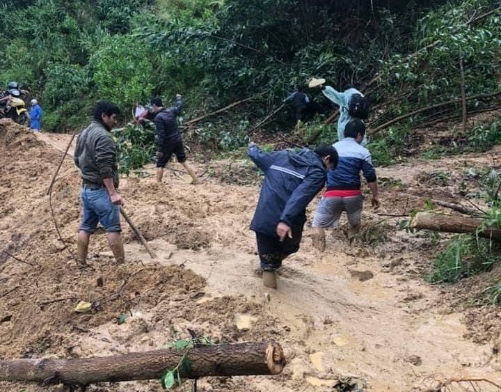 Hành trình đến trường của các giáo viên vùng sâu vùng xa thuộc xã Trà Bui luôn đối mặt với các nguy hiểm. Ảnh: Kim Thoa Hành trình đến trường của các giáo viên vùng sâu vùng xa thuộc xã Trà Bui luôn đối mặt với các nguy hiểm. Ảnh: Kim Thoa