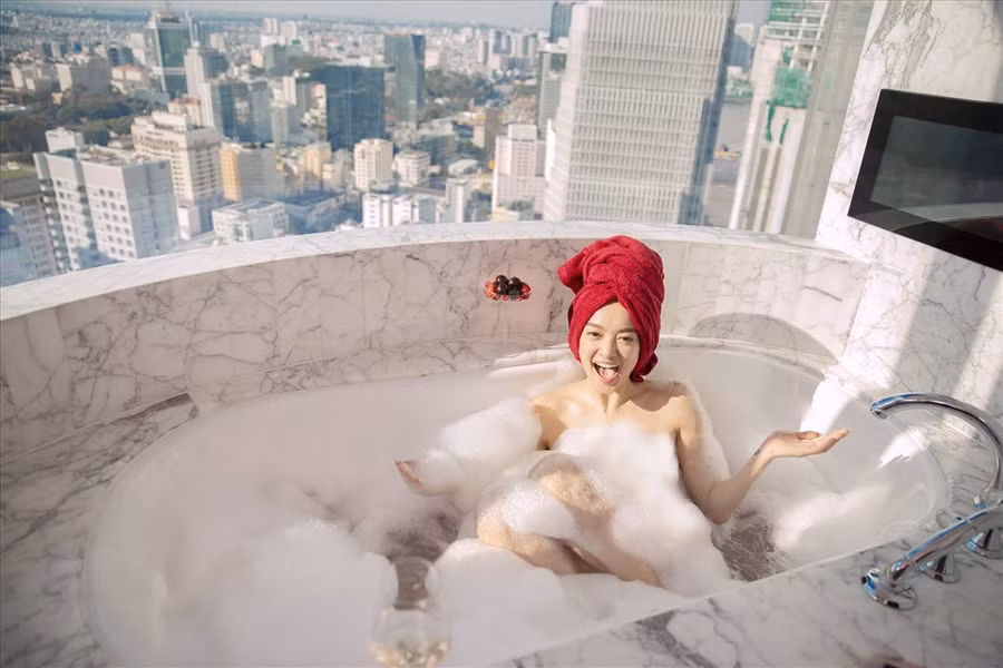 Kaity Nguyễn cho biết: “Dù khá thích thú nhưng tôi vẫn ngại vì cảnh quay và phần chụp ảnh này mất đến 3 tiếng“.