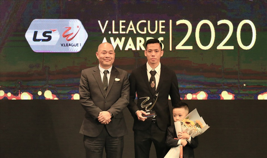 Văn Quyết giành danh hiệu "Cầu thủ xuất sắc nhất V.League 2020". Ảnh: Hoài Thu Văn Quyết giành danh hiệu