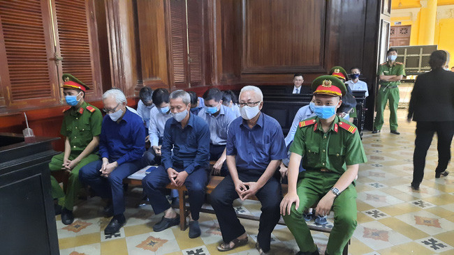 Các bị cáo tại tòa sáng 24/11. Ảnh: Quang Phương Các bị cáo tại tòa sáng 24/11. Ảnh: Quang Phương