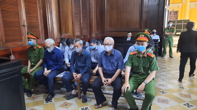  Các bị cáo tại tòa sáng 24/11. Ảnh: Quang Phương