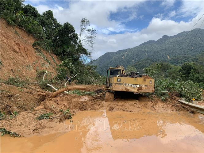 Lực lượng chức năng tập trung xử lý các vị trí đường bị sạt lở.