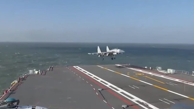 Hình ảnh chiến đấu cơ J-15 đáp xuống tàu Sơn Đông trong đoạn video do CCTV đăng tải - Ảnh: Chụp từ clip
