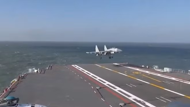 Hình ảnh chiến đấu cơ J-15 đáp xuống tàu Sơn Đông trong đoạn video do CCTV đăng tải - Ảnh: Chụp từ clip
