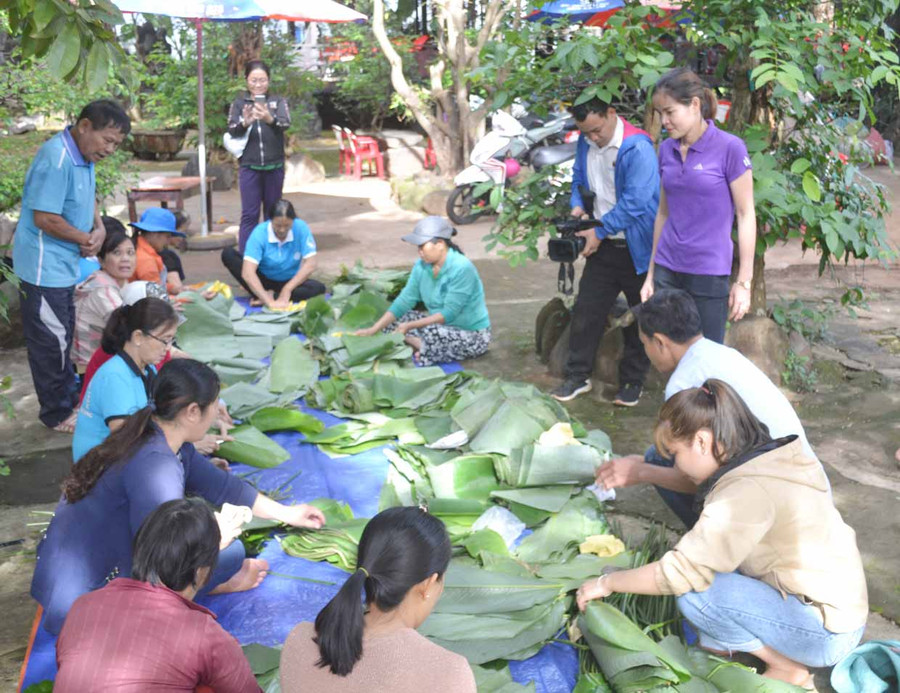Nhóm thiện nguyện Vườn Thơ (thị trấn Chư Prông) làm bánh chưng ủng hộ bà con tỉnh Quảng Trị. Ảnh: Hoàng Cư 
