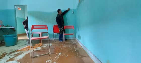 Dấu vết nước ngập vào nhà dân hơn 1m khi thủy điện tích nước