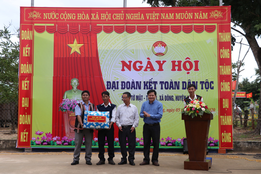 Đồng chí Trương Văn Đạt (thứ 2 bên phải)-Ủy viên Ban Thường vụ Tỉnh ủy, Bí thư Huyện ủy, Chủ tịch HĐND huyện Kbang tặng suất quà cho nhân dân thôn 1. Ảnh: Ngọc Minh