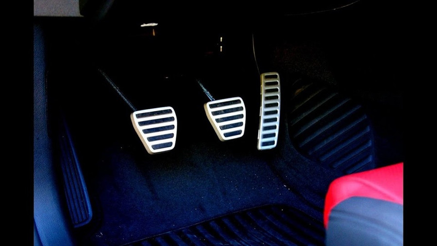 Lắp thêm pedal ở chân ga và phanh. Ảnh: Cartimes