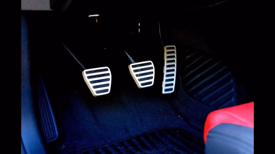 Lắp thêm pedal ở chân ga và phanh. Ảnh: Cartimes