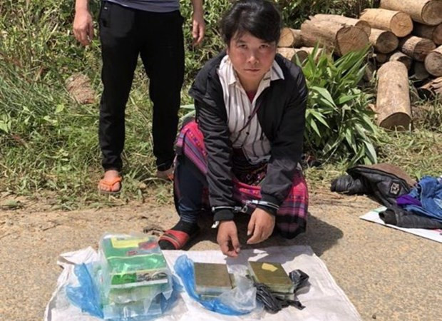 Một đối tượng và tang vật trong vụ án. (Ảnh: TTXVN phát) Một đối tượng và tang vật trong vụ án. (Ảnh: TTXVN phát)