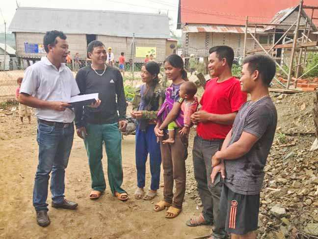 Cán bộ Tư pháp xã Đak Pơ Pho (huyện Kông Chro) tuyên truyền pháp luật cho người dân. Ảnh: R'Ô Hok