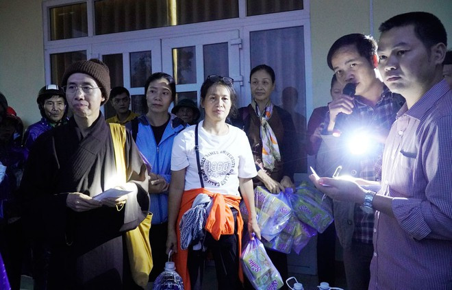 Phải có sự tham gia của các cán bộ xã, thôn thì việc phân phát hàng cứu trợ mới diễn ra êm thấm và có trật tự. Trong ảnh là cán bộ xã, thôn ở xã Triệu Hòa (H.Triệu Phong, Quảng Trị) phát hàng cứu trợ giữa đêm cùng đoàn từ thiện của chùa Đỏ (TP.Hải Phòng) hôm 20.10 ẢNH: NGUYỄN PHÚC