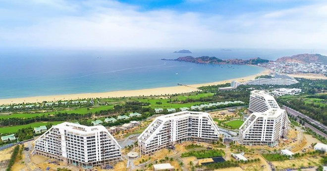 FLC Grand Hotel Quy Nhơn - đại công trình mới nhất trong quần thể FLC Quy Nhơn, sở hữu 1.500 phòng, có thể phục vụ đồng thời 3.500 khách - dự kiến được khánh thành trước cuối năm nay FLC Grand Hotel Quy Nhơn - đại công trình mới nhất trong quần thể FLC Quy Nhơn, sở hữu 1.500 phòng, có thể phục vụ đồng thời 3.500 khách - dự kiến được khánh thành trước cuối năm nay