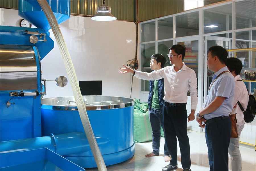Lãnh đạo Vụ Lữ hành (Tổng Cục Du lịch) đến tham quan một xưởng chế biến cà phê tại TP.Buôn Ma Thuột (Đắk Lắk). Ảnh: Bảo Trung