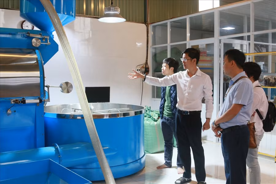 Lãnh đạo Vụ Lữ hành (Tổng Cục Du lịch) đến tham quan một xưởng chế biến cà phê tại TP.Buôn Ma Thuột (Đắk Lắk). Ảnh: Bảo Trung