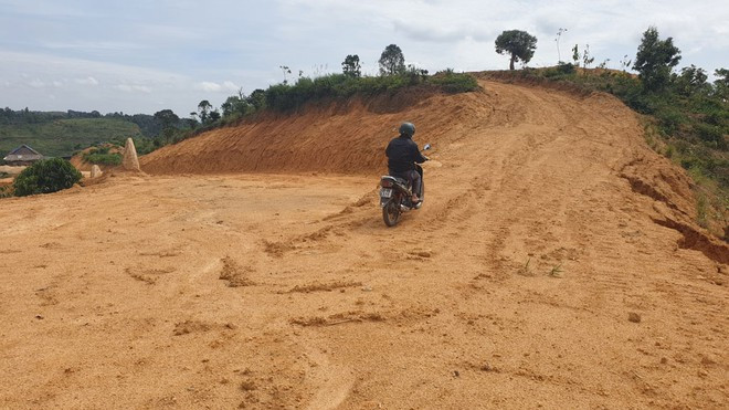 San đồi, làm đường đi rộng lớn trái phép trên đất lâm nghiệp tại TK473 Ảnh: T.D