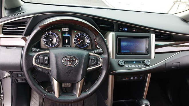 Nội thất Innova bản 2.0V cao cấp hơn với nhiều chi tiết ốp gỗ, màn hình cảm ứng chính hãng Toyota