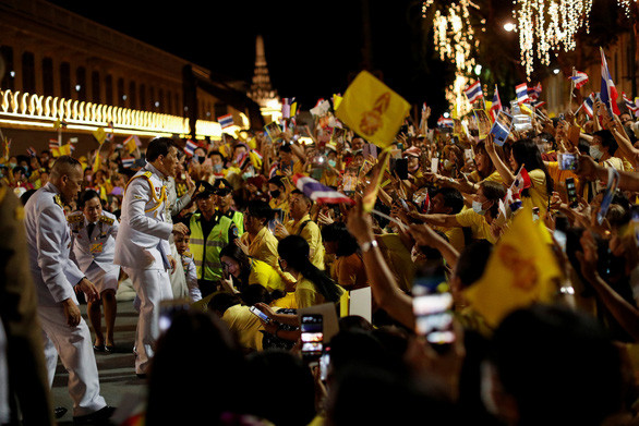 Trong bức ảnh được chụp tối 1-11, những người thuộc phe bảo hoàng và các quan chức Thái Lan đã làm mọi cách để không được đứng cao hơn quốc vương. Hồi tuần trước, lời ngợi khen của ông dành cho một người ủng hộ hoàng gia đã gây tranh cãi với nhiều người khi cho rằng đức vua đang can dự vào chính trị - Ảnh: REUTERS