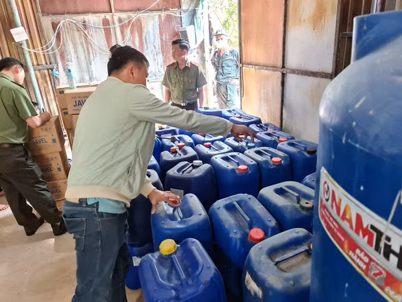 Các thùng hóa chất không rõ nguồn gốc để sản xuất hàng giả - Ảnh: BÁ SƠN