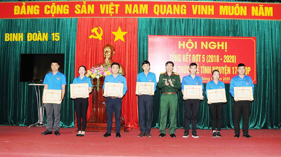 Lãnh đạo Binh đoàn 15 tặng bằng khen cho các trí thức trẻ tình nguyện. Ảnh: Vĩnh Hoàng  Lãnh đạo Binh đoàn 15 tặng bằng khen cho các trí thức trẻ tình nguyện. Ảnh: Vĩnh Hoàng