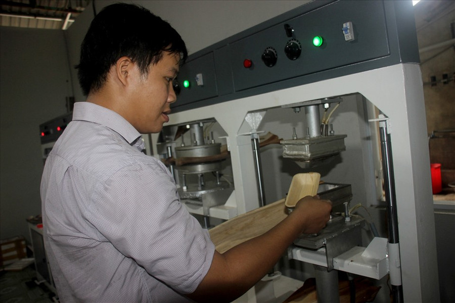 “Khi bắt đầu sản xuất, do ảnh hưởng của dịch COVID-19, sản phẩm tiêu thụ không được, khó tiếp cận thị trường. Khi dịch lắng xuống, sản phẩm có nhiều đơn đặt hàng ở trong nước và nước ngoài. Hiện, sản phẩm đã được xuất khẩu sang một số nước như: Mỹ, Úc, Hàn Quốc” - Tịnh chia sẻ. Ảnh: A.T “Khi bắt đầu sản xuất, do ảnh hưởng của dịch COVID-19, sản phẩm tiêu thụ không được, khó tiếp cận thị trường. Khi dịch lắng xuống, sản phẩm có nhiều đơn đặt hàng ở trong nước và nước ngoài. Hiện, sản phẩm đã được xuất khẩu sang một số nước như: Mỹ, Úc, Hàn Quốc” - Tịnh chia sẻ. Ảnh: A.T