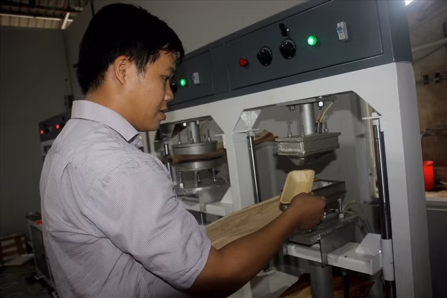 “Khi bắt đầu sản xuất, do ảnh hưởng của dịch COVID-19, sản phẩm tiêu thụ không được, khó tiếp cận thị trường. Khi dịch lắng xuống, sản phẩm có nhiều đơn đặt hàng ở trong nước và nước ngoài. Hiện, sản phẩm đã được xuất khẩu sang một số nước như: Mỹ, Úc, Hàn Quốc” - Tịnh chia sẻ. Ảnh: A.T