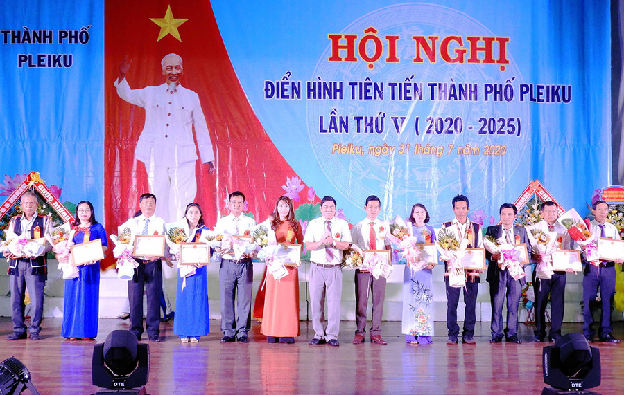  Khen thưởng đúng, kịp thời sẽ tạo động lực cho phong trào thi đua tại các cơ quan, đơn vị, địa phương. Ảnh: Thanh N