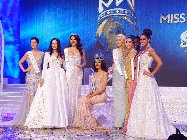 Đỗ Mỹ Linh từng là đại diện Việt Nam tham dự cuộc thi nhan sắc lớn nhất thế giới – Miss World 2017 và cũng là đại diện đầu tiên của Việt Nam mang về giải thưởng cao quý Hoa hậu Nhân ái của cuộc thi Hoa hậu Thế giới.