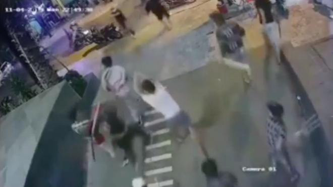 Cảnh hỗn loạn khi hai bên chém nhau Cảnh hỗn loạn khi hai bên chém nhau