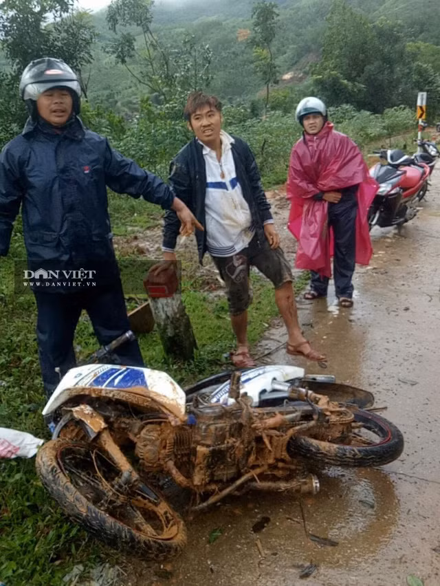 Một trong số 2 người thoát nạn nhưng bị thương (người đứng giữa, ảnh CTV Anh Thư Hà cung cấp). Một trong số 2 người thoát nạn nhưng bị thương (người đứng giữa, ảnh CTV Anh Thư Hà cung cấp).