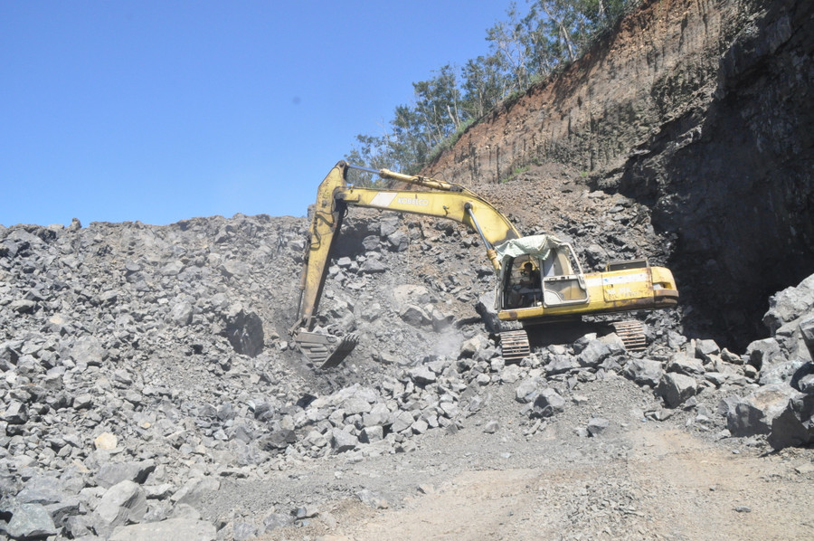 Công nhân khai thác đá tại mỏ đá của Công ty TNHH một thành viên Loan Duy Nhất (huyện Chư Pưh). Ảnh: Thiên Di