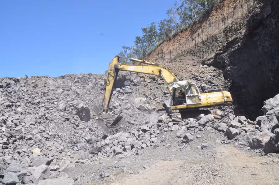 Công nhân khai thác đá tại mỏ đá của Công ty TNHH một thành viên Loan Duy Nhất (huyện Chư Pưh). Ảnh: Thiên Di