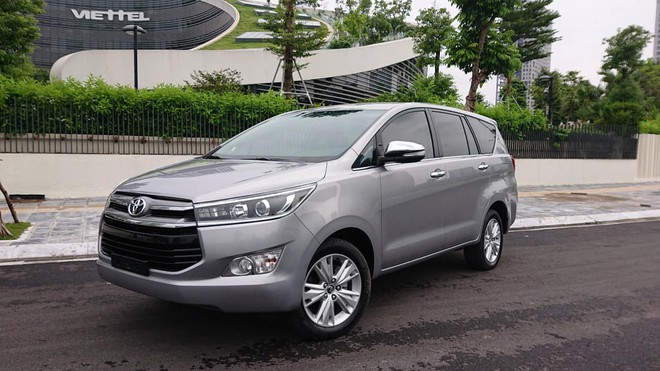 Ngoại hình Toyota Innova phiên bản V có nhiều chi tiết cao cấp hơn bản thường