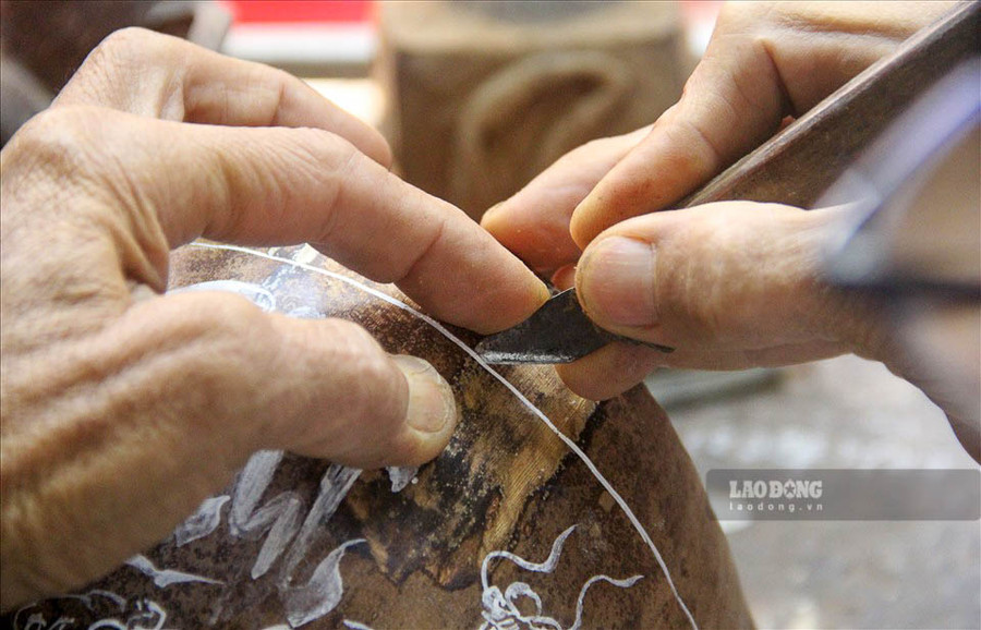 Theo ông Điểm, làm vỏ bình trà bằng trái dừa khô đòi hỏi sự tỉ mỉ đến từng công đoạn, từ việc tìm được nguồn dừa khô ưng ý để mua. Trái dừa phải khô trên cây, dừa phải tròn trịa, dừa khô được thu hoạch làm sao để không bị dập...