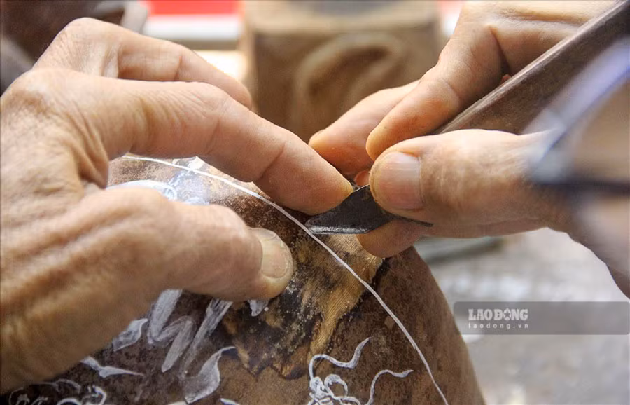 Theo ông Điểm, làm vỏ bình trà bằng trái dừa khô đòi hỏi sự tỉ mỉ đến từng công đoạn, từ việc tìm được nguồn dừa khô ưng ý để mua. Trái dừa phải khô trên cây, dừa phải tròn trịa, dừa khô được thu hoạch làm sao để không bị dập...