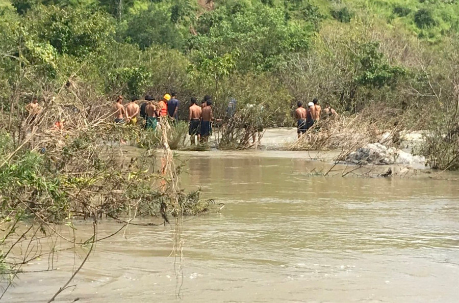 Tổ chức tìm kiếm thi thể ông Đinh Nok trên sông Ba. Ảnh: Mộc Trà