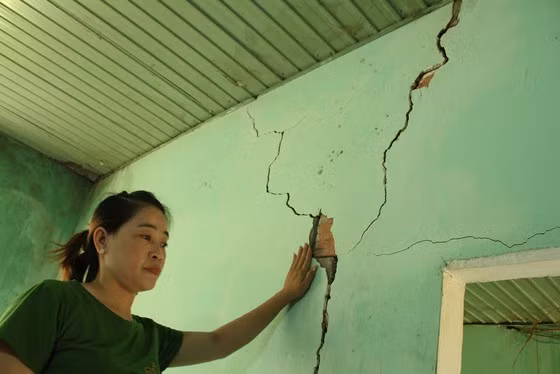 Chị Thúy (thôn Kép Ram, xã Hòa Bình, TP Kon Tum) khẳng định nhà bị nứt do việc nổ mìn của mỏ đá. Ảnh: HỮU PHÚC