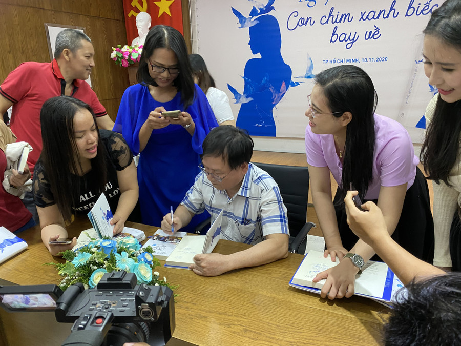 Nguyễn Nhật Ánh ký tặng sách cho độc giả.