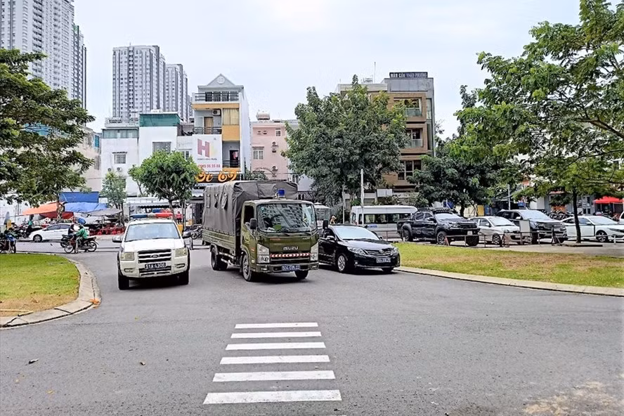 Xe của lực lượng chức năng đến khám nghiệm hiện trường vụ thi thể người phụ nữ bị đứt lìa đầu tại một chung cư nằm tại phường Tân Hưng, quận 7. Ảnh: Kỳ Hoa Xe của lực lượng chức năng đến khám nghiệm hiện trường vụ thi thể người phụ nữ bị đứt lìa đầu tại một chung cư nằm tại phường Tân Hưng, quận 7. Ảnh: Kỳ Hoa