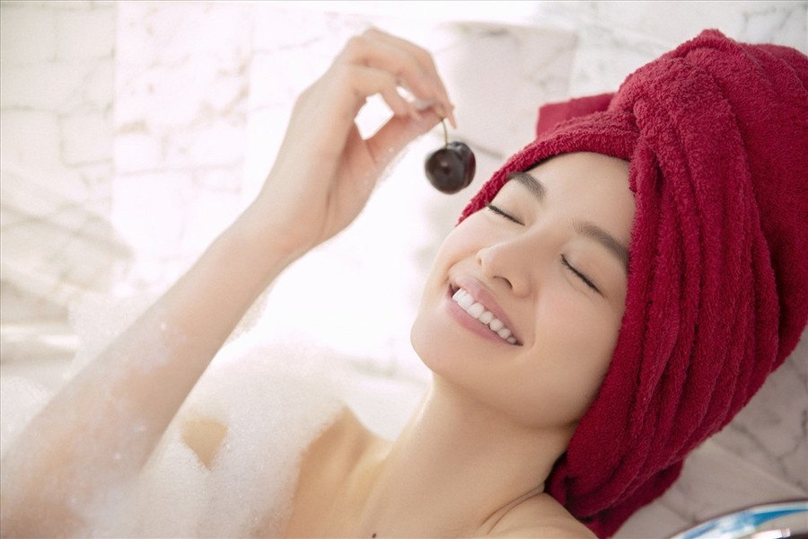 Mới nhắt, bộ phim Tiệc trăng máu đang gây sốt ở các rạp chiếu, nữ diễn viên 21 tuổi vào vai cô gái chuẩn bị bước vào hôn nhân, có nhiều nụ hôn nồng nhiệt, cử chỉ thân mật với Kiều Minh Tuấn. Còn trong Gái già lắm chiêu V, cô thêm gai góc, sắc sảo khi vào vai doanh nhân trẻ Lý Linh.