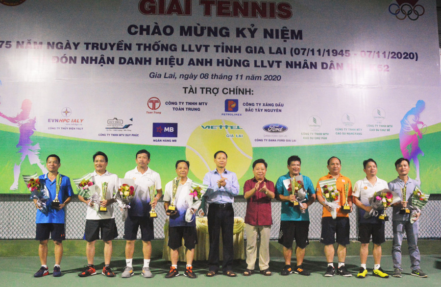 Ban tổ chức trao cúp cho các cặp VĐV đạt giải nhất, nhì và ba. Ảnh: Huy Bắc  Ban Tổ chức trao cúp cho các cặp VĐV đạt giải nhất, nhì và ba. Ảnh: Huy Bắc