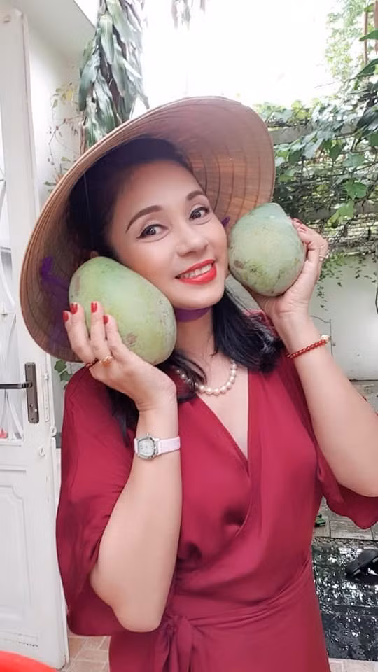 Mới đây Việt Trinh gây bất ngờ khi tuyên bố chuyện sẽ sống độc thân suốt đời. Cô còn quyết định ăn chay trường và từng được đề cử vào danh sách 300 Ngôi sao ăn chay hấp dẫn nhất thế giới của Tổ chức bảo vệ quyền lợi động vật (PETA) châu Á.