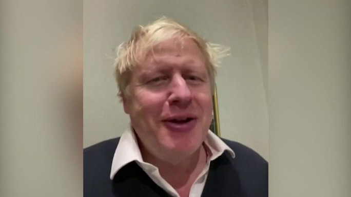Ông Johnson trong đoạn video đăng tải trên mạng xã hội Twitter khi cách ly. Ảnh: Reuters  Ông Johnson trong đoạn video đăng tải trên mạng xã hội Twitter khi cách ly. Ảnh: Reuters